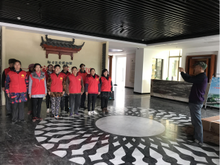 家博志愿者与东望志愿者为社会服务