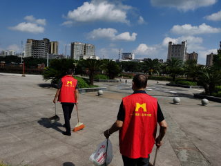 家博志愿者在广场清理拉圾、为残老人服务