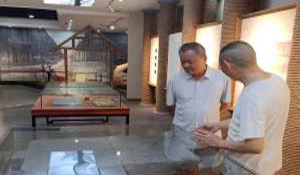 中国毛体书法家协会副会长李辉参观家博并挥毫泼墨写诗