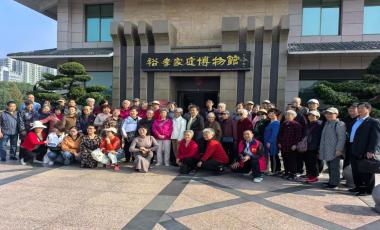 宜昌市西陵区镇镜山小学退离休教职工参观裕孝家庭博物馆，传承文化风尚