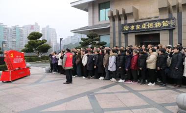 柳树沟集团退休职工走进裕孝家庭博物馆 重温红色记忆