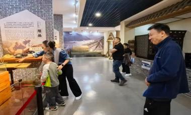 国庆寻根忆初心 宜昌市裕孝家庭博物馆接待北京客人李鹏飞一行