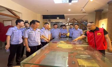 宜昌万寿桥派出所走进宜昌市裕孝家庭博物馆 传承家风铸警魂