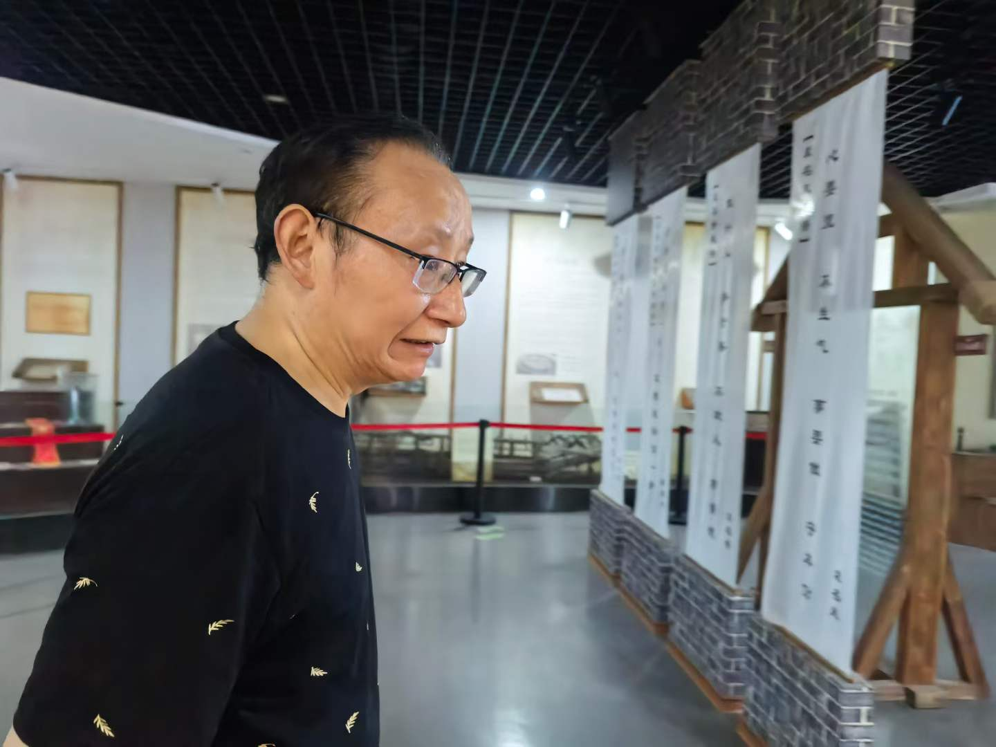 三峡智库专家王凌云莅临宜昌市裕孝家庭博物馆调研 建言深挖馆藏档案活化利用